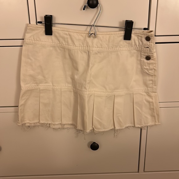 EUC American Eagle pleated cream mini skirt Sz 2 - Picture 2 of 3